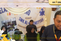 BAZAAR: Fendi Susanto, Kepala Sekolah SMK Al-Karimiyyah  saat ditemui awak media di stand bazaar Pekan Kreatifitas Siswa (22/5)
