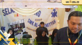 BAZAAR: Fendi Susanto, Kepala Sekolah SMK Al-Karimiyyah  saat ditemui awak media di stand bazaar Pekan Kreatifitas Siswa (22/5)