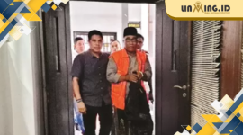 TERSANGKA: Kades Kangayan (rompi orange) seusai pemerikasan oleh Kejari Sumenep (30/4) - Dok Redaksi