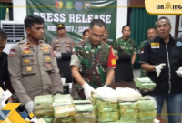 BARANG BUKTI: Aparat Gabungan dari Kodim, polres dan BNNK Sumenep saat menunjukkan barang bukti sabu 35 Kg di Aula Kodim 0827 Sumenep pada Jumat (30/5/2025)