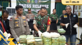 BARANG BUKTI: Aparat Gabungan dari Kodim, polres dan BNNK Sumenep saat menunjukkan barang bukti sabu 35 Kg di Aula Kodim 0827 Sumenep pada Jumat (30/5/2025)