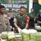 BARANG BUKTI: Aparat Gabungan dari Kodim, polres dan BNNK Sumenep saat menunjukkan barang bukti sabu 35 Kg di Aula Kodim 0827 Sumenep pada Jumat (30/5/2025)