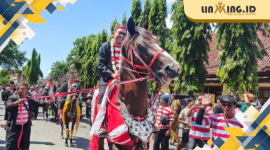 FESTIVAL: Momen Bupati Sumenep, Ach. Fauzi saat menunggangi kuda dalam acara Festival Jaran Serek 2025 di Sumenep (05/5).