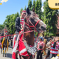FESTIVAL: Momen Bupati Sumenep, Ach. Fauzi saat menunggangi kuda dalam acara Festival Jaran Serek 2025 di Sumenep (05/5).