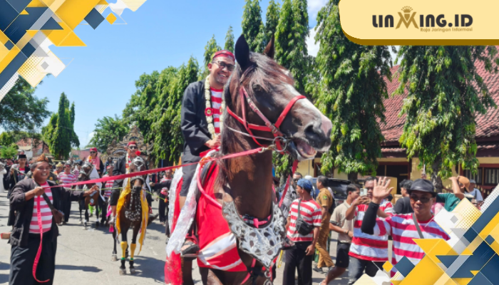 FESTIVAL: Momen Bupati Sumenep, Ach. Fauzi saat menunggangi kuda dalam acara Festival Jaran Serek 2025 di Sumenep (05/5).