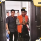 TERSANGKA: Kades Kangayan (rompi orange) seusai pemerikasan oleh Kejari Sumenep (30/4) - Dok Redaksi
