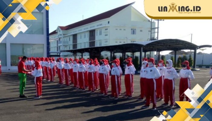 LATIHAN: Peserta Paskibraka Kabupaten Sumenep saat latihan di halaman Stadion A Yani Sumenep. (Istimewa)