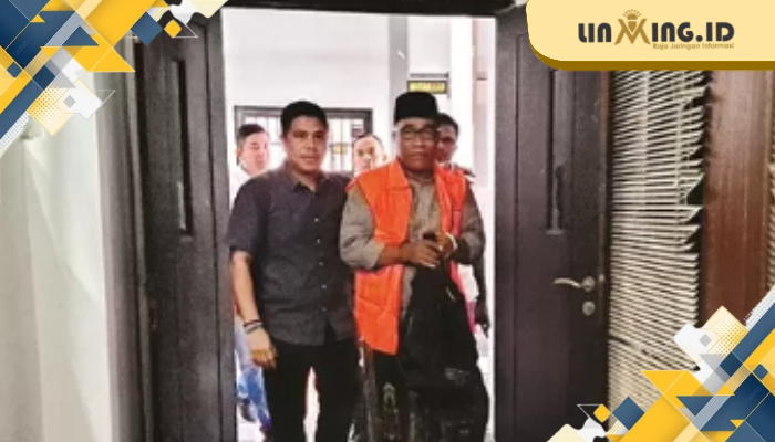 TERSANGKA: Kades Kangayan (rompi orange) seusai pemerikasan oleh Kejari Sumenep (30/4) - Dok Redaksi