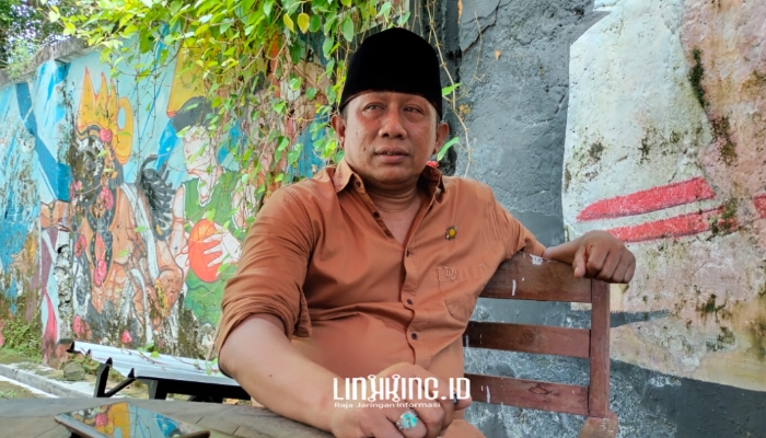 PROFIL. Akh. Raisul Kawim, CEO PT Blarak Jaya Global, saat berbincang tentang semangat Bung Karno di tengah suasana artistik. (dok. Redaksi Linkking.id)