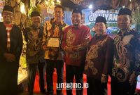 SEREMONI. Pj Camat Dungkek, Dedi Iskandar (tiga dari kanan), Bupati Achmad Fauzi Wongsojudo (tiga dari kiri), Wabup Imam Hasyim, Sekda Edy Rasiyadi (dua dari kanan) saat berfoto bersama. (dok. Redaksi Linkking.id)