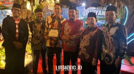 SEREMONI. Pj Camat Dungkek, Dedi Iskandar (tiga dari kanan), Bupati Achmad Fauzi Wongsojudo (tiga dari kiri), Wabup Imam Hasyim, Sekda Edy Rasiyadi (dua dari kanan) saat berfoto bersama. (dok. Redaksi Linkking.id)
