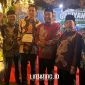 SEREMONI. Pj Camat Dungkek, Dedi Iskandar (tiga dari kanan), Bupati Achmad Fauzi Wongsojudo (tiga dari kiri), Wabup Imam Hasyim, Sekda Edy Rasiyadi (dua dari kanan) saat berfoto bersama. (dok. Redaksi Linkking.id)