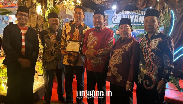 SEREMONI. Pj Camat Dungkek, Dedi Iskandar (tiga dari kanan), Bupati Achmad Fauzi Wongsojudo (tiga dari kiri), Wabup Imam Hasyim, Sekda Edy Rasiyadi (dua dari kanan) saat berfoto bersama. (dok. Redaksi Linkking.id)
