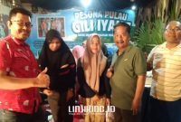 SEREMONI. Potret salah satu keluarga besar asal Pontianak, Kalimantan, saat berfoto di depan stan wisata Pulau Giliyang, Kecamatan Dungkek, pada Festival Desa Wisata Madura 2025. (dok. Redaksi Linkking.id)