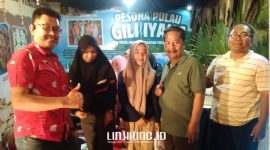 SEREMONI. Potret salah satu keluarga besar asal Pontianak, Kalimantan, saat berfoto di depan stan wisata Pulau Giliyang, Kecamatan Dungkek, pada Festival Desa Wisata Madura 2025. (dok. Redaksi Linkking.id)