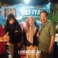 SEREMONI. Potret salah satu keluarga besar asal Pontianak, Kalimantan, saat berfoto di depan stan wisata Pulau Giliyang, Kecamatan Dungkek, pada Festival Desa Wisata Madura 2025. (dok. Redaksi Linkking.id)