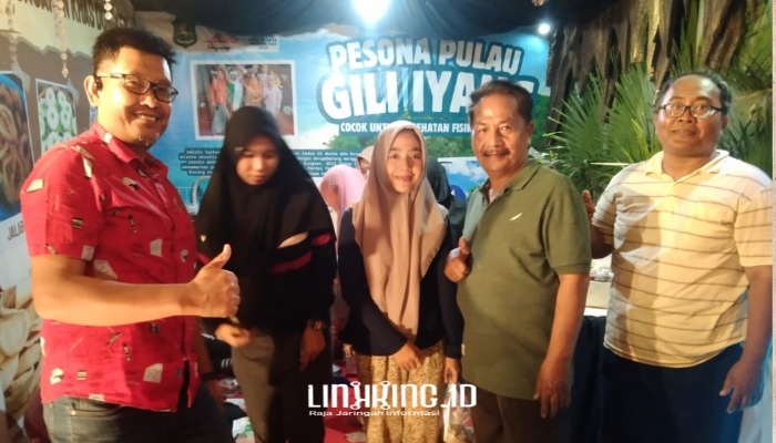 SEREMONI. Potret salah satu keluarga besar asal Pontianak, Kalimantan, saat berfoto di depan stan wisata Pulau Giliyang, Kecamatan Dungkek, pada Festival Desa Wisata Madura 2025. (dok. Redaksi Linkking.id)