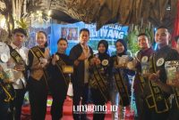 SEREMONI. Finalis Duta Wisata Kecamatan Dungkek berpose di Stan O₂ Giliyang usai meraih Juara 4 Festival Desa Wisata Madura 2025. (dok.Redaksi Linkking.id)
