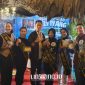 SEREMONI. Finalis Duta Wisata Kecamatan Dungkek berpose di Stan O₂ Giliyang usai meraih Juara 4 Festival Desa Wisata Madura 2025. (dok.Redaksi Linkking.id)