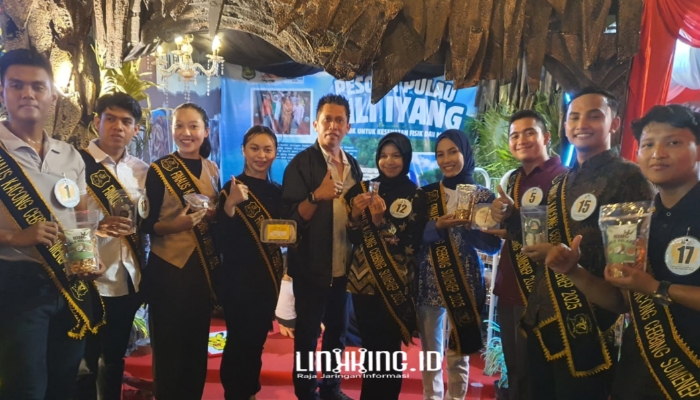 SEREMONI. Finalis Duta Wisata Kecamatan Dungkek berpose di Stan O₂ Giliyang usai meraih Juara 4 Festival Desa Wisata Madura 2025. (dok.Redaksi Linkking.id)