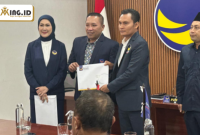 SERAH TERIMA: Akis Jasuli saat menerima SK sebagai ketua Ketua DPD Partai NasDem Sumenep 2025–2029 di Jakarta (Red)