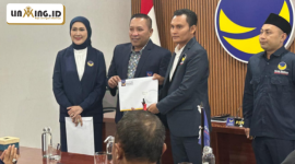 SERAH TERIMA: Akis Jasuli saat menerima SK sebagai ketua Ketua DPD Partai NasDem Sumenep 2025–2029 di Jakarta (Red)