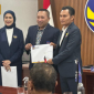 SERAH TERIMA: Akis Jasuli saat menerima SK sebagai ketua Ketua DPD Partai NasDem Sumenep 2025–2029 di Jakarta (Red)