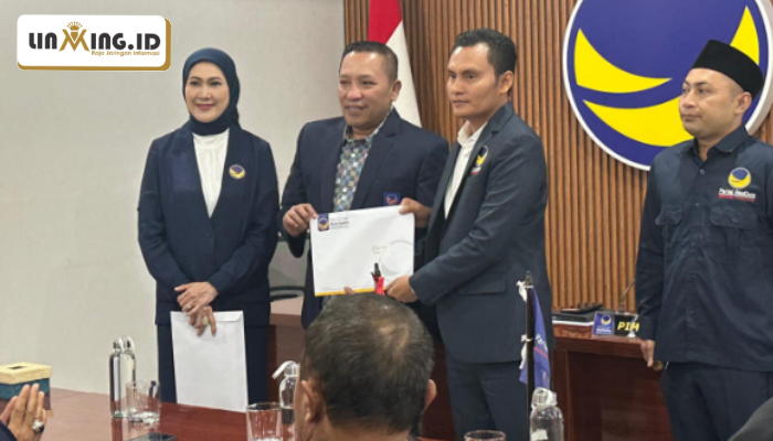 SERAH TERIMA: Akis Jasuli saat menerima SK sebagai ketua Ketua DPD Partai NasDem Sumenep 2025–2029 di Jakarta (Red)