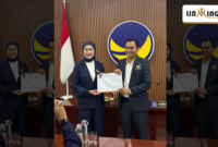 SERAH TERIMA: Akis Jasuli saat menerima SK sebagai ketua Ketua DPD Partai NasDem Sumenep 2025–2029 di Jakarta (Red)
