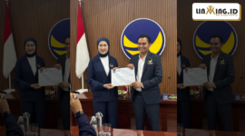 SERAH TERIMA: Akis Jasuli saat menerima SK sebagai ketua Ketua DPD Partai NasDem Sumenep 2025–2029 di Jakarta (Red)