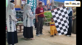 MERIAH: Pemberangkatan JJS IKBAD oleh Nyai Hj. Shulhah Syarifah, S.Ag., M.Pd.I, di halaman Madrasah pada Selasa (23/06)