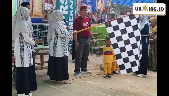 MERIAH: Pemberangkatan JJS IKBAD oleh Nyai Hj. Shulhah Syarifah, S.Ag., M.Pd.I, di halaman Madrasah pada Selasa (23/06)