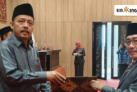 AGENDA: Wakil Bupati KH. Imam Hasyim SH, MH, bersama Ketua DPRD Kab.Sumenep H. Zainal Arifin, SH, setelah penandatangan Raperda di Graha Paripurna DPRD pada Senin (02/6). (Redaksi)