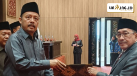 AGENDA: Wakil Bupati KH. Imam Hasyim SH, MH, bersama Ketua DPRD Kab.Sumenep H. Zainal Arifin, SH, setelah penandatangan Raperda di Graha Paripurna DPRD pada Senin (02/6). (Redaksi)