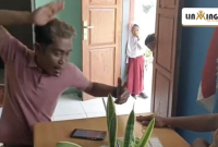 VIRAL: Tangkapan layar Aksi gebrak meja anggota LSM di salah satu sekolah di Sumenep, sempat viral dan menuai kecaman. (Redaksi)