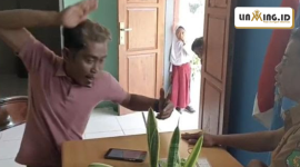 VIRAL: Tangkapan layar Aksi gebrak meja anggota LSM di salah satu sekolah di Sumenep, sempat viral dan menuai kecaman. (Redaksi)