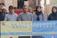 SIMBOLIS. Manajemen PT Empat Sekawan Mulia bersama Bea Cukai Madura melepas ekspor perdana rokok King Bravo ke Filipina, Rabu (9/7/2025). (dok. Istimewa/Redaksi Linkking.id)