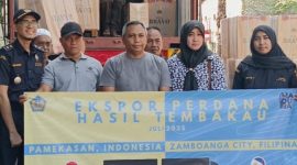 SIMBOLIS. Manajemen PT Empat Sekawan Mulia bersama Bea Cukai Madura melepas ekspor perdana rokok King Bravo ke Filipina, Rabu (9/7/2025). (dok. Istimewa/Redaksi Linkking.id)