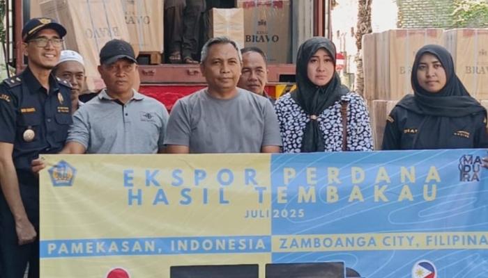 SIMBOLIS. Manajemen PT Empat Sekawan Mulia bersama Bea Cukai Madura melepas ekspor perdana rokok King Bravo ke Filipina, Rabu (9/7/2025). (dok. Istimewa/Redaksi Linkking.id)