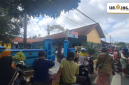 LOKASI: Sejumlah Wali murid menjemput anak di depan SDN Parsanga 2 Sumenep, Sabtu (26/07).
