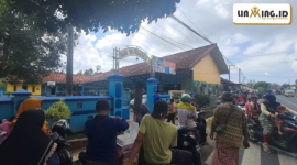 LOKASI: Sejumlah Wali murid menjemput anak di depan SDN Parsanga 2 Sumenep, Sabtu (26/07).