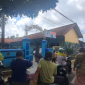 LOKASI: Sejumlah Wali murid menjemput anak di depan SDN Parsanga 2 Sumenep, Sabtu (26/07).