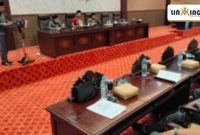 PARIPURNA: Suasana Rapat Paripurna DPRD Kabupaten Sumenep saat penyampaian penjelasan tiga Raperda strategis tahun anggaran 2025, dipimpin oleh Ketua DPRD H. Zainal Arifin dan dihadiri Wakil Bupati KH. Imam Hasyim, Rabu (2/7).