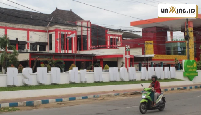 Lokasi: Gedung Rumah Sakit Umum Daersh dr. H. Moh. Anwar Sumenep tampak depan di Jl. DR. Cipto No.42, Gudang, Kolor, Kec. Kota Sumenep, Kabupaten Sumenep