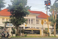 LOKASI: Seorang pengendara motor mintas di depan gedung Kantor  Pengadilan Negeri Sumenep yang terletak di  Desa Pabian, Kecamatan Kota Sumenep