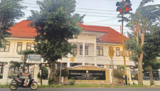 LOKASI: Seorang pengendara motor mintas di depan gedung Kantor  Pengadilan Negeri Sumenep yang terletak di  Desa Pabian, Kecamatan Kota Sumenep
