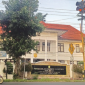 LOKASI: Seorang pengendara motor mintas di depan gedung Kantor  Pengadilan Negeri Sumenep yang terletak di  Desa Pabian, Kecamatan Kota Sumenep