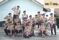 SIAP: Kebersamaan Regu Pramuka Penggalang PP. Sumber Mas di Halaman sekolah.