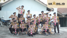 SIAP: Kebersamaan Regu Pramuka Penggalang PP. Sumber Mas di Halaman sekolah.
