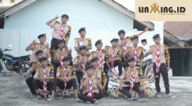 SIAP: Kebersamaan Regu Pramuka Penggalang PP. Sumber Mas di Halaman sekolah.